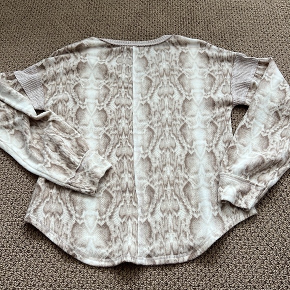 Fleece Snakeskin 🐍 Top - Picture 6 of 6